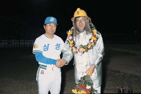 1989년 KBO 최초 개인통산 100세이브를 올린 권영호